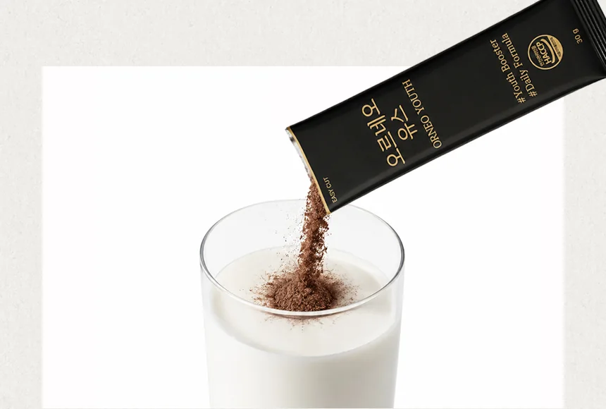 우유에 유스 분말 스틱 한 포를 넣는 모습